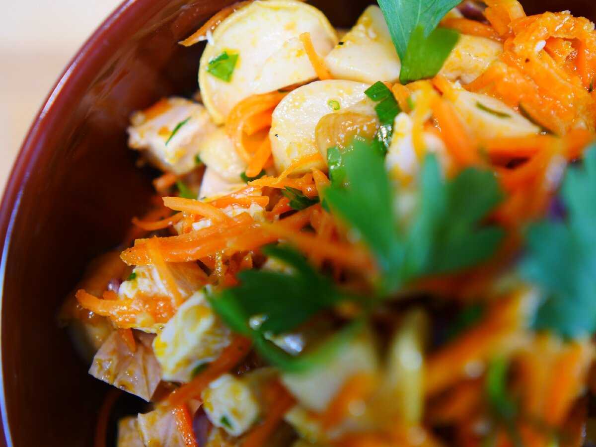 Салат с курицей и корейской морковью  и маринованными грибам