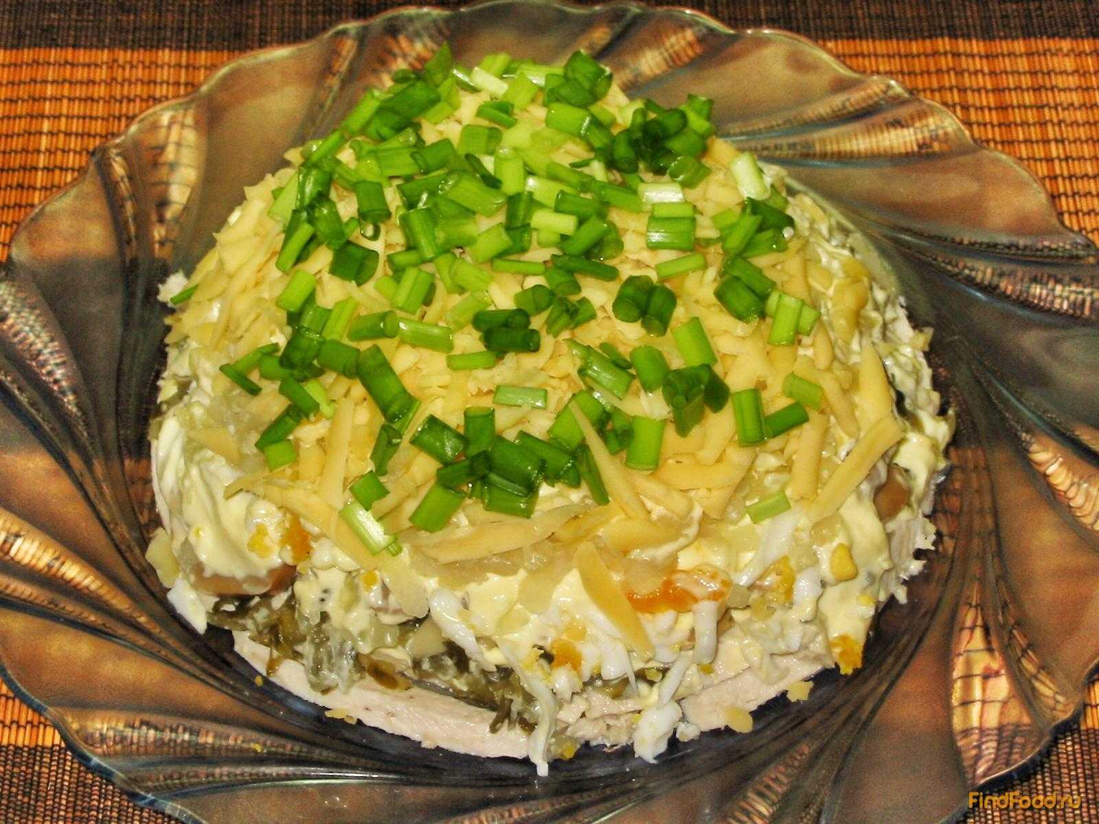 Салат с грудкой и маринованными шампиньонами рецепт с фото пошагово - 1000.menu