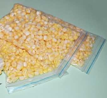 В каком виде и как заморозить кукурузу в початках в домашних условиях: пошаговая инструкция, важные нюансы заморозки и дальнейшее применение