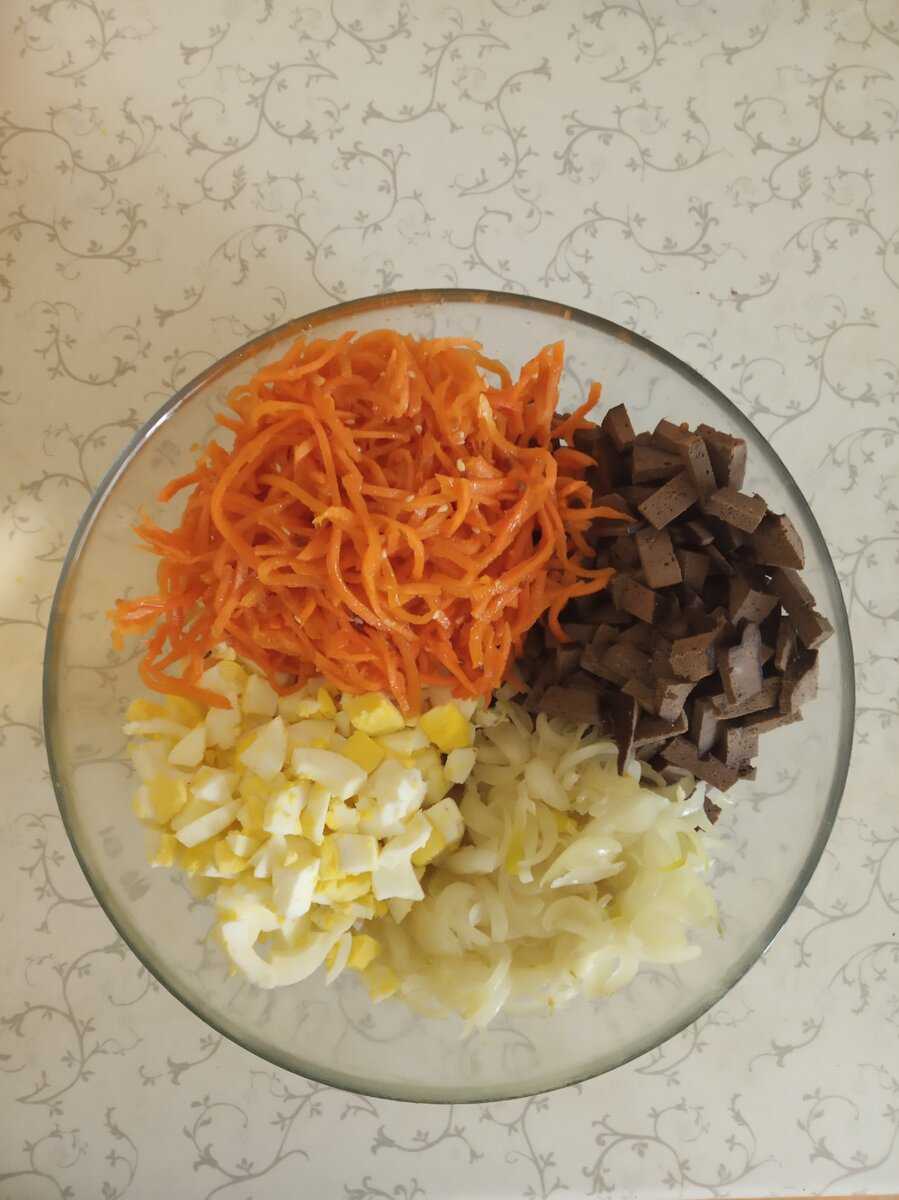 Корейская морковь с картошкой. Салат с корейской морковкой. Салат с морковкой по корейски. Быстрые салаты с корейской морковкой. Салат с жареной картошкой.