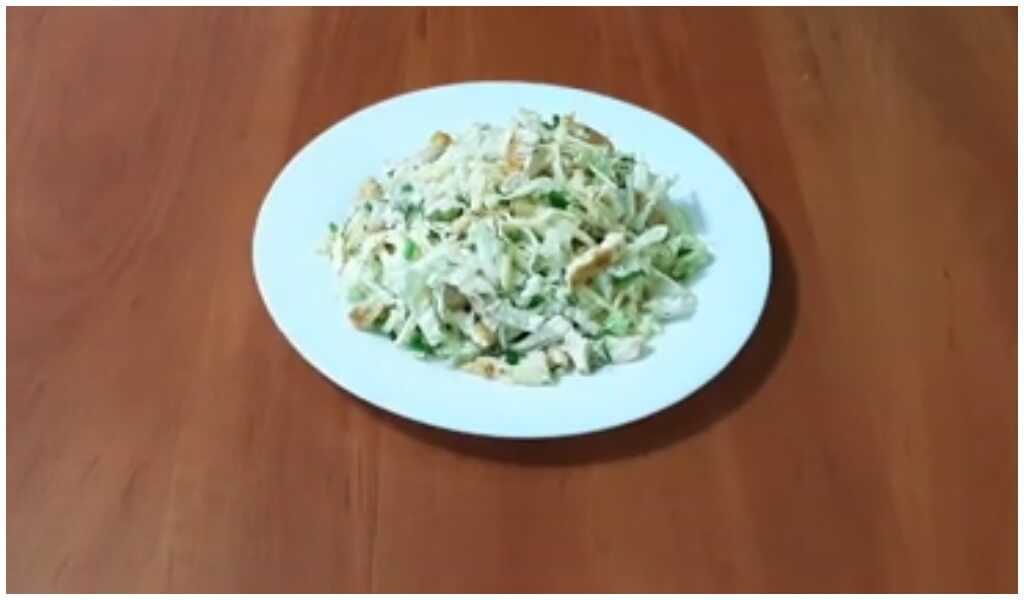 Салат с консервированными кальмарами и пекинской капустой рецепт с фото пошагово - 1000.menu