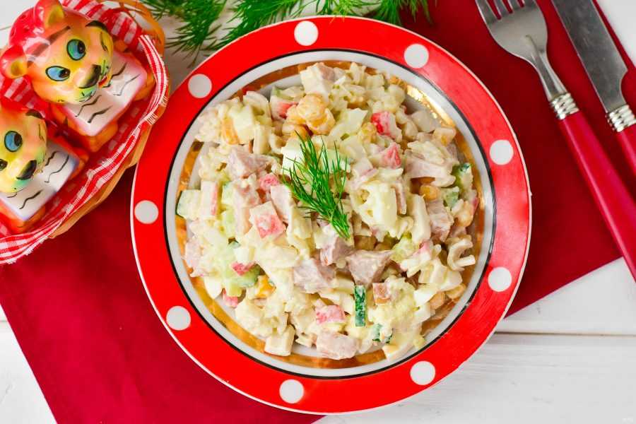 Салат «клеопатра» с курицей и крабовыми палочками