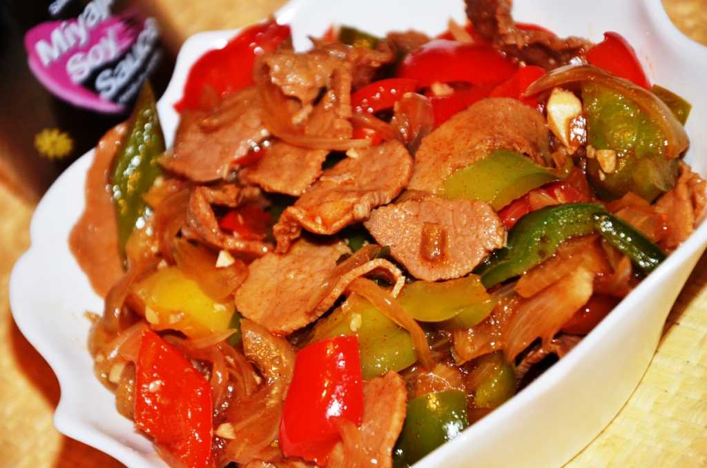 Соевое мясо с овощами на сковороде. Мясо по китайски. Мясо по-китайски с овощами. Свинина в кисло-сладком соусе с овощами. Мясо с овощами в соусе по китайски.