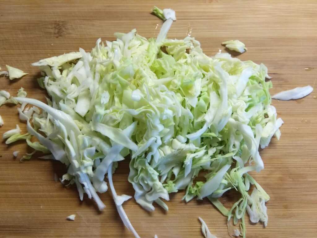 Салат из краснокочанной капусты с горошком - 7 пошаговых фото в рецепте