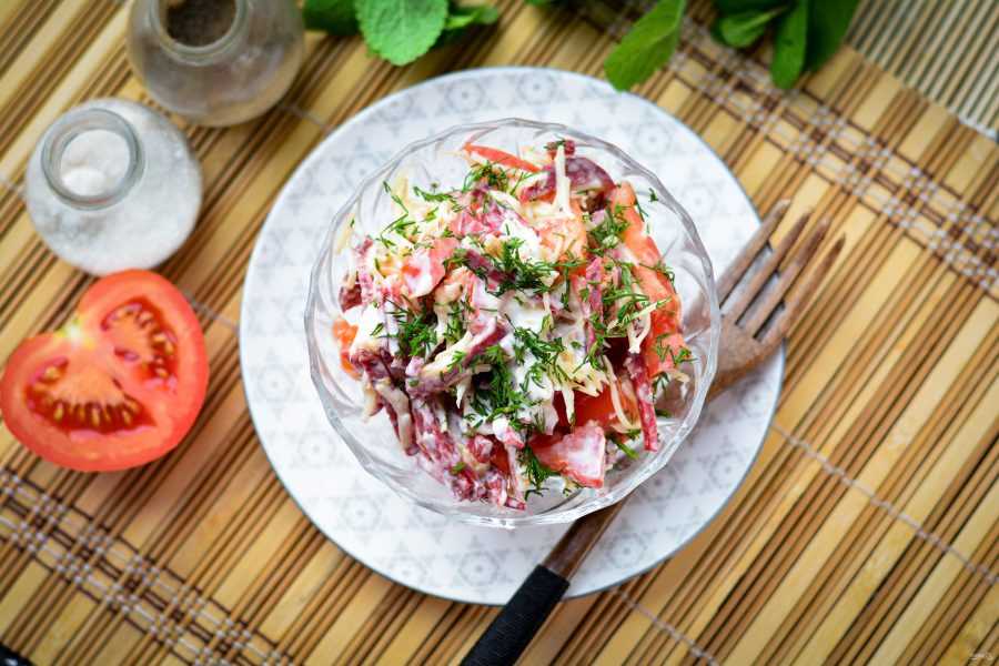 Салат слоями с помидорами и колбасой рецепт с фото - 1000.menu