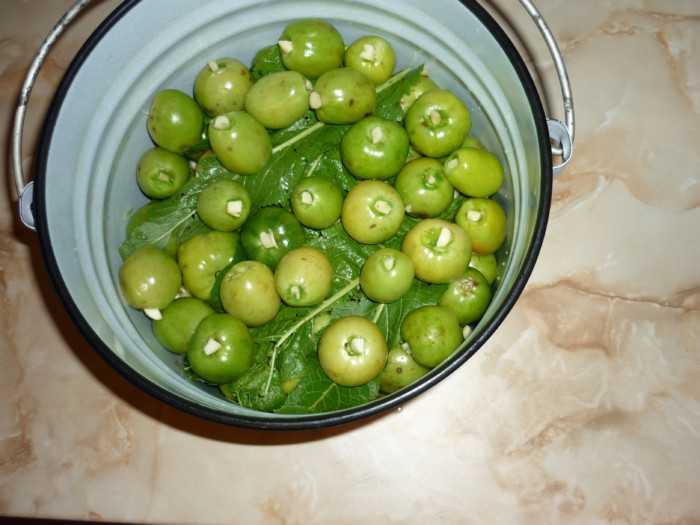 Соленые зеленые помидоры на зиму - 9 пошаговых фото в рецепте