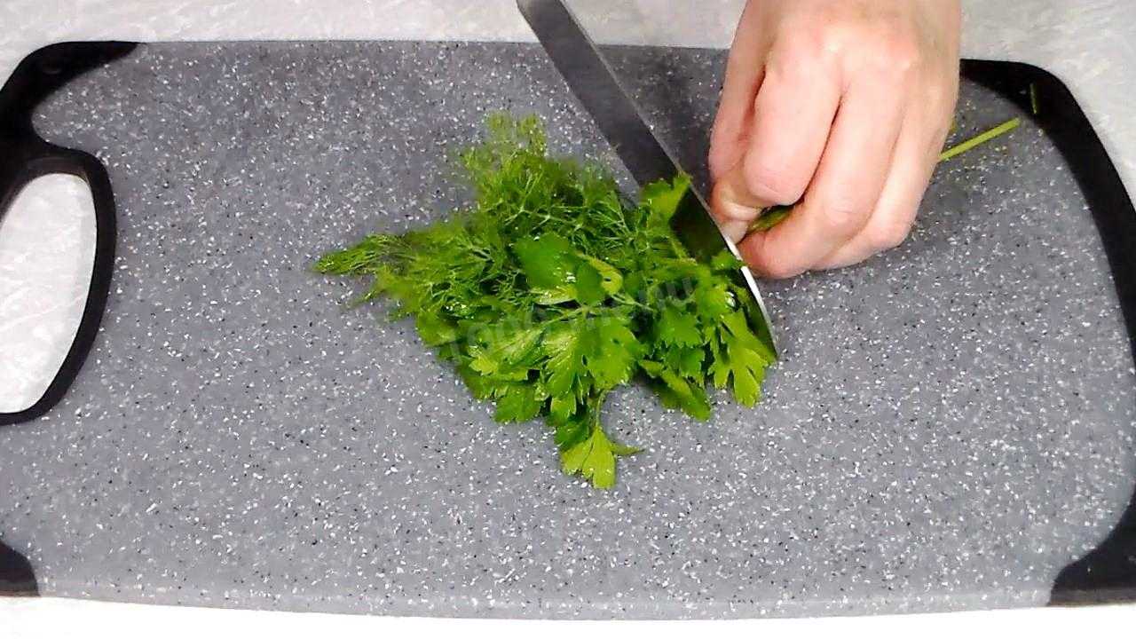 Салат из молодой капусты с огурцами, шпинатом и зеленью рецепт с фото пошагово и видео - 1000.menu