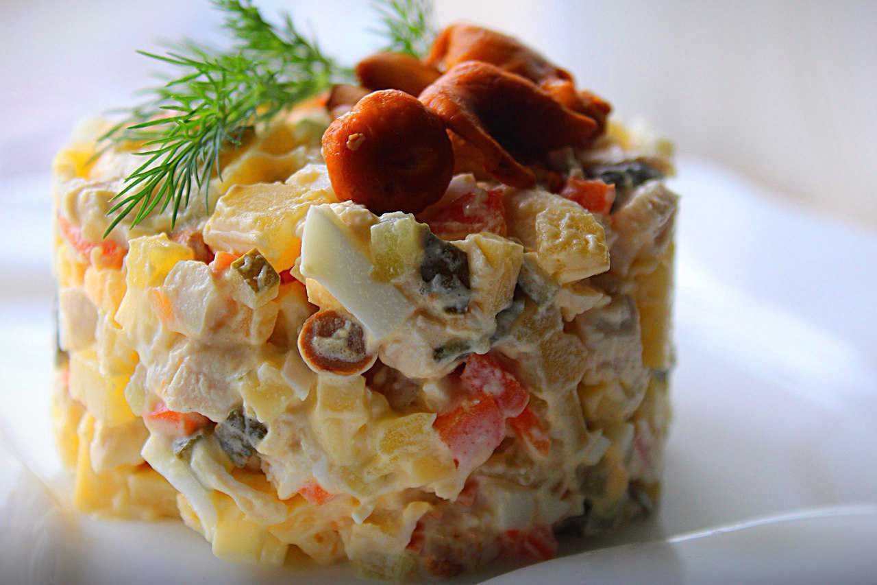 Салат сказка с курицей и шампиньонами и грецкими орехами рецепт с фото слоями пошагово классический