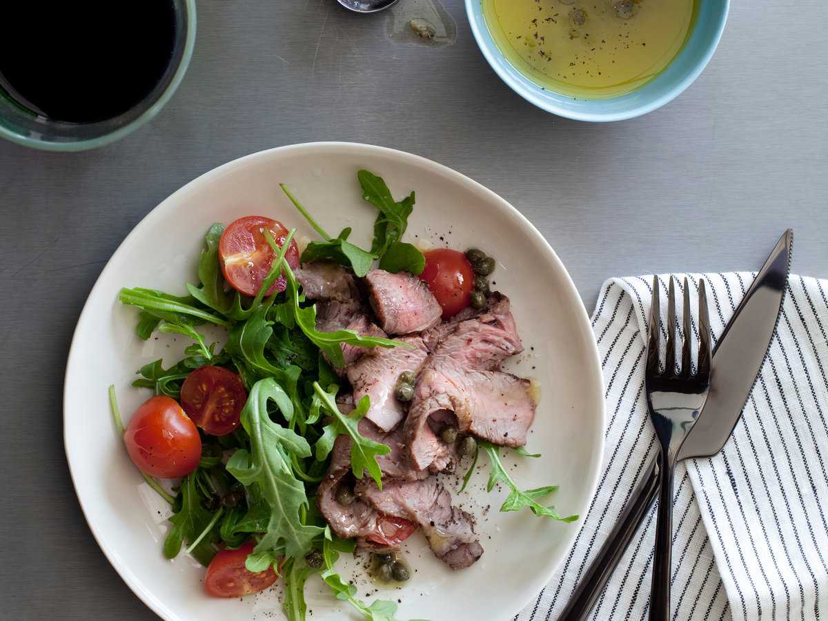 Салат с тунцом и рукколой