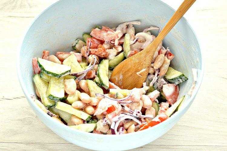 20 вкусных салатов с сельдереем, которые стоит приготовить