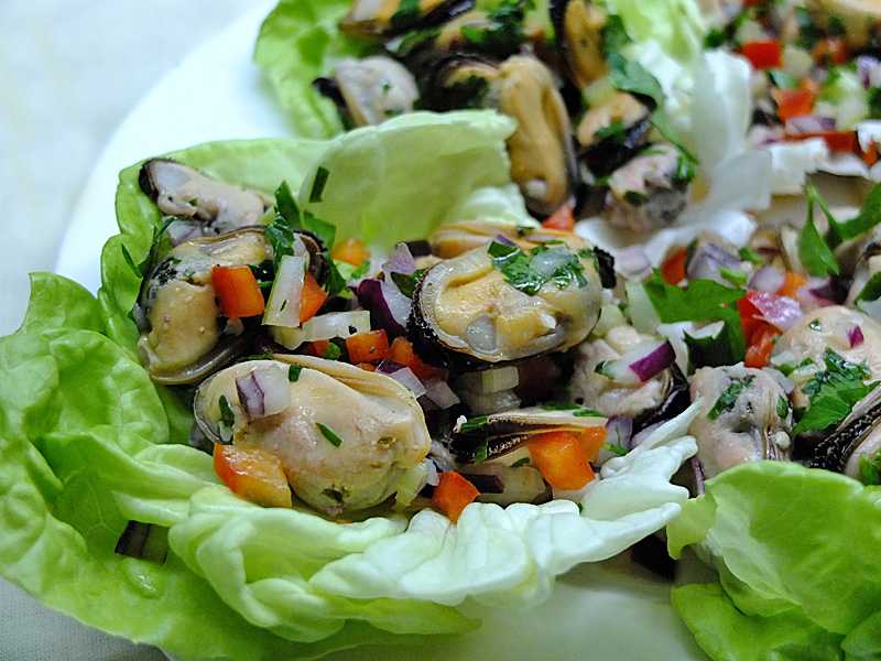 Салаты с мидиями рецепты простые. Салат с мидиями. Салат с мидиями и помидорами. Салат с моллюсками. Салат из мидий с овощами.