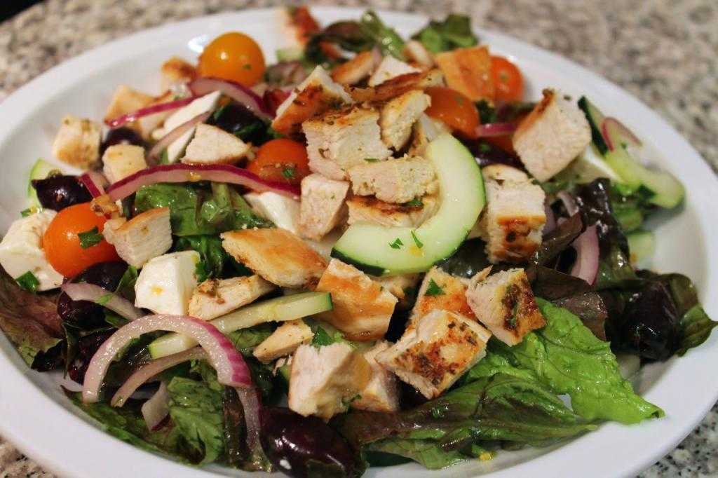 Греческий салат с курицей: 8 сытных рецептов