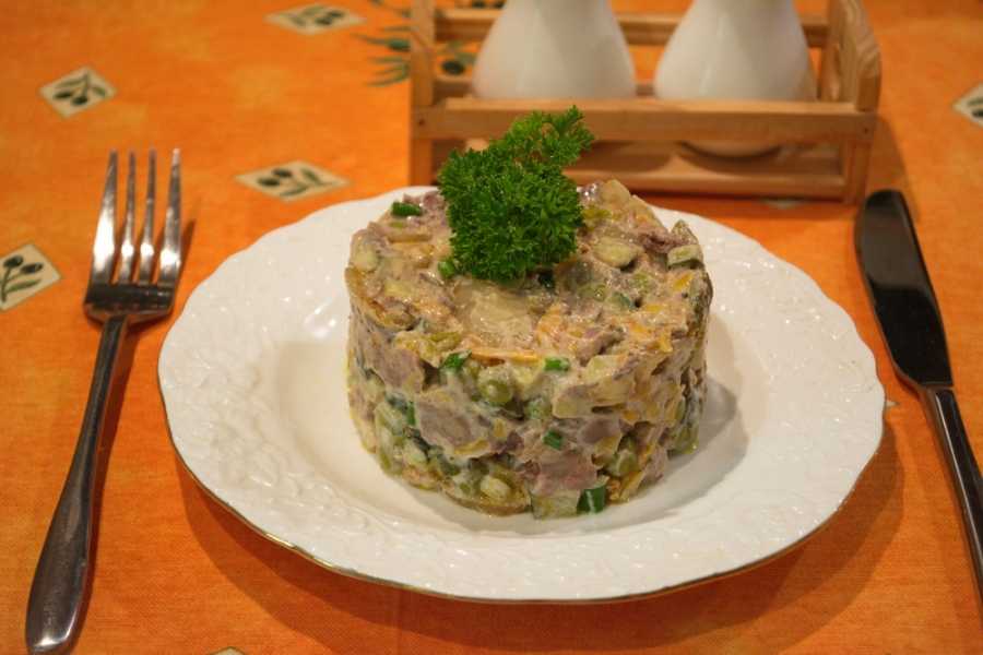 Салат обжорка классический с печенью и солеными огурцами рецепт с фото пошагово - 1000.menu