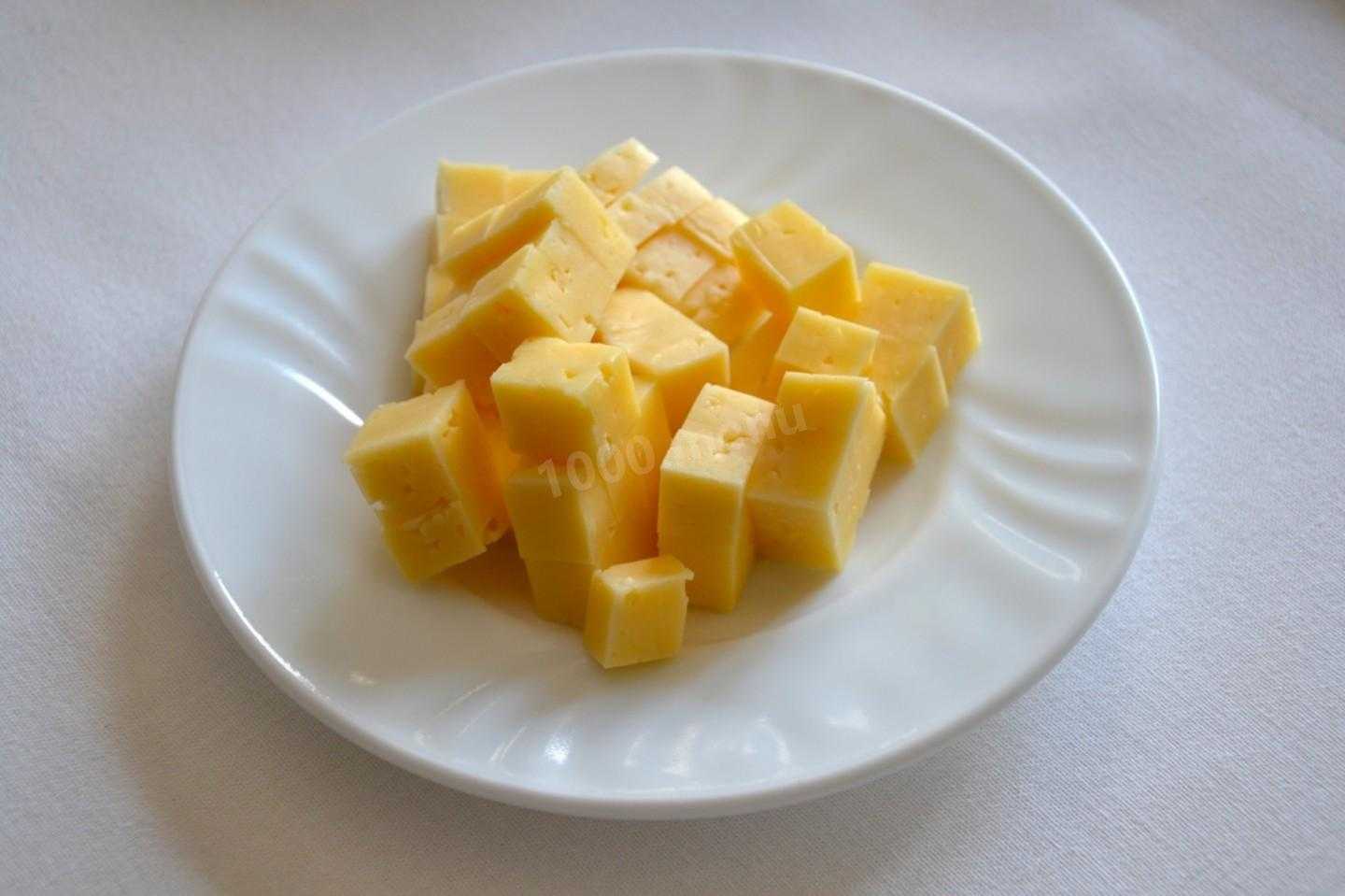 Нарезать квадратиками. Сыр кубиками. Сыр нарезанный кубиками. Сыр кубиками нарезка. Нарезанный кубиками пармезан.
