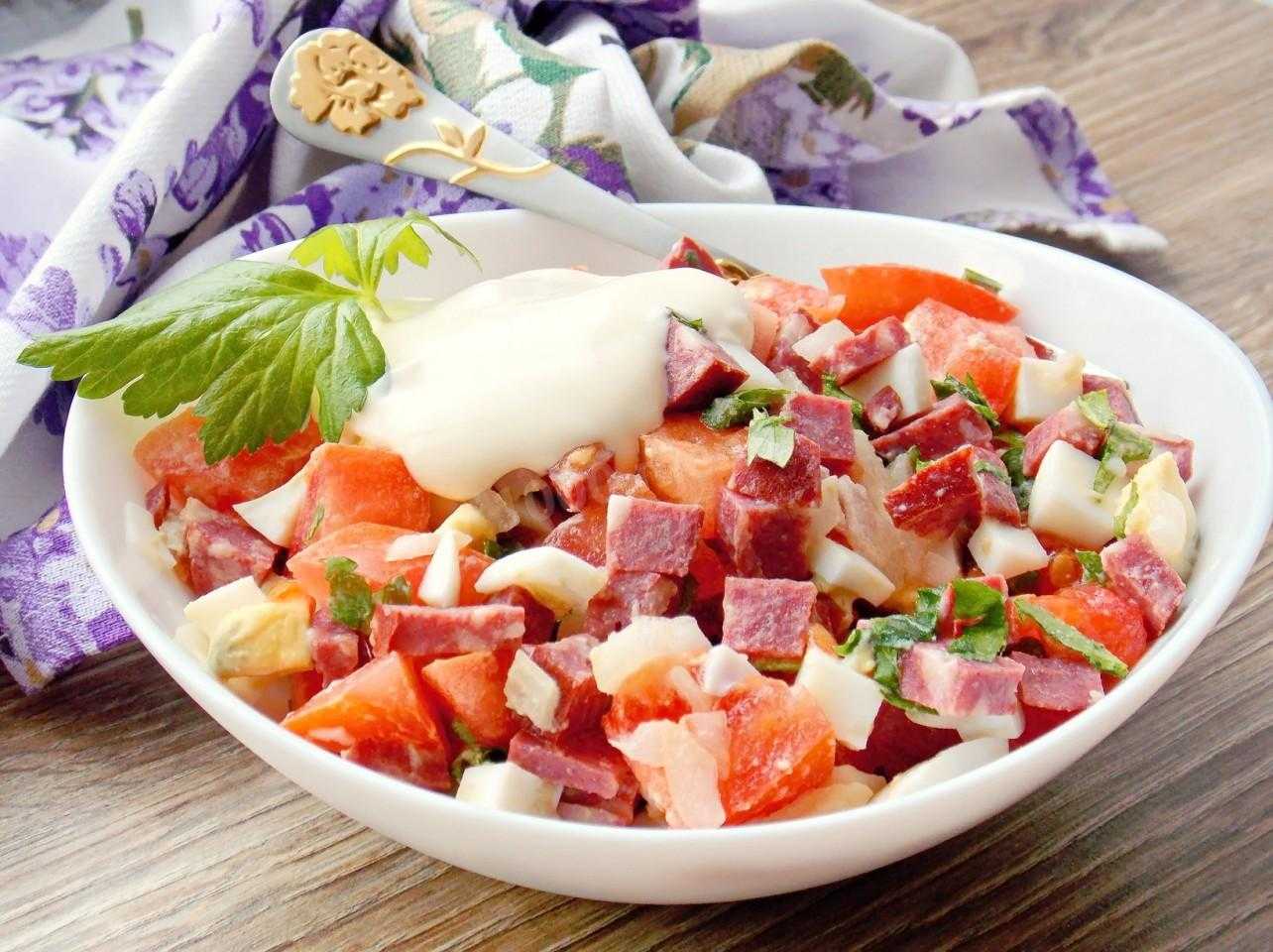 Салат с копченой колбасой и яйцом: пошаговые рецепты с фото и видео