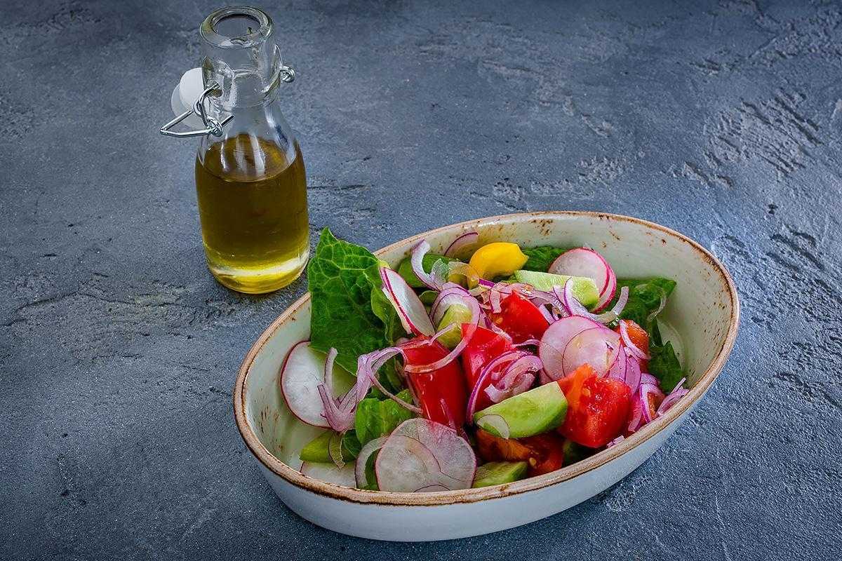 Оливковое масло с овощами. Салат. Овощной салат с растительным маслом. Овощной салат с подсолнечным маслом. Салат с подсолнечным маслом.