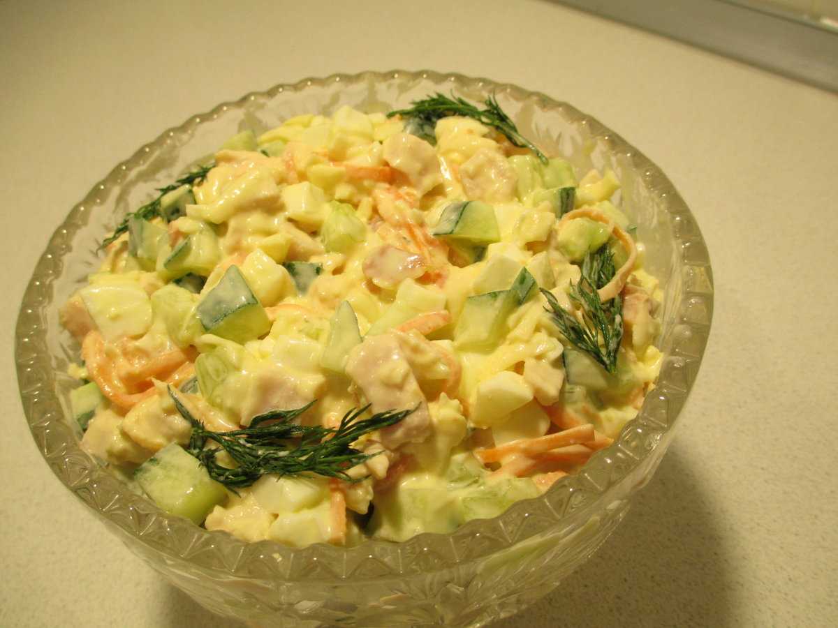 Салат с копченой грудкой и яйцами