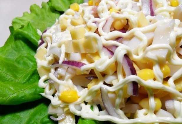 Как приготовить салат с кальмарами, креветками и кукурузой: пошаговые рецепты с рекомендациями