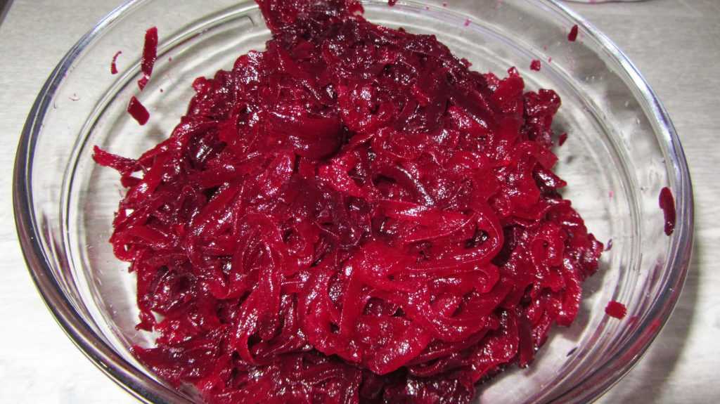 Свекольный салат с черносливом, курагой, изюмом, оливковым маслом и грецкими орехами «клеопатра»