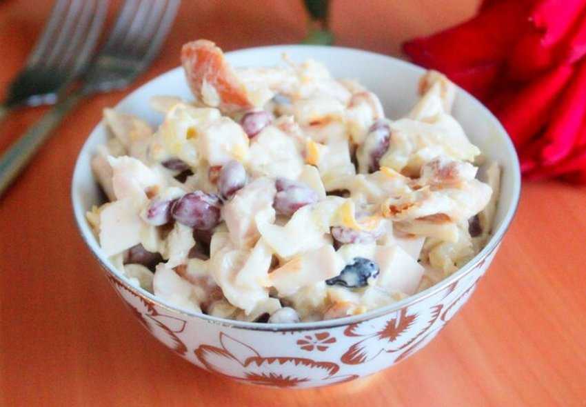 Как приготовить салат с копчёной курицей и грибами