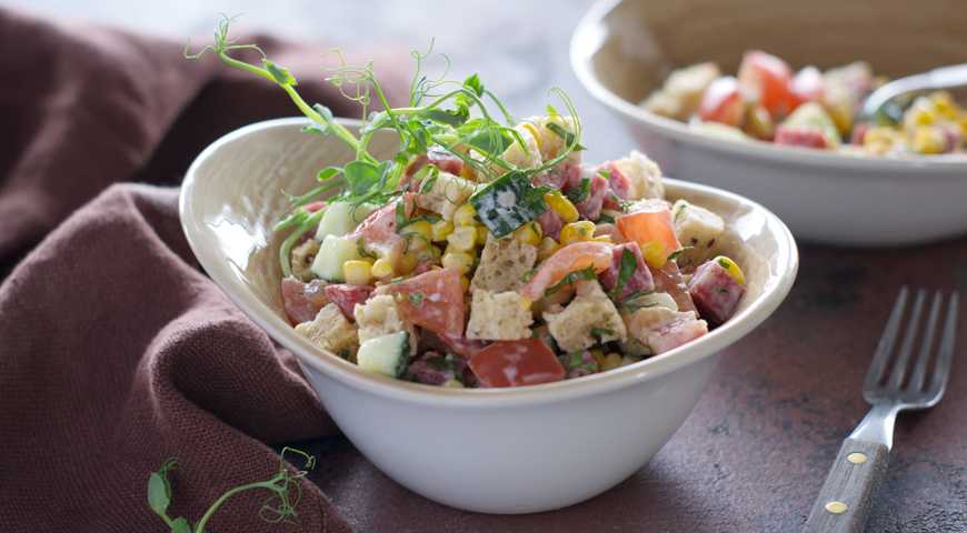 Салат с сухариками и кукурузой и колбасой рецепт с фото пошагово - 1000.menu