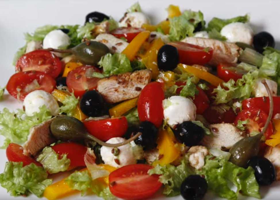 Классический греческий салат: 2 рецепта с курицей и сухариками