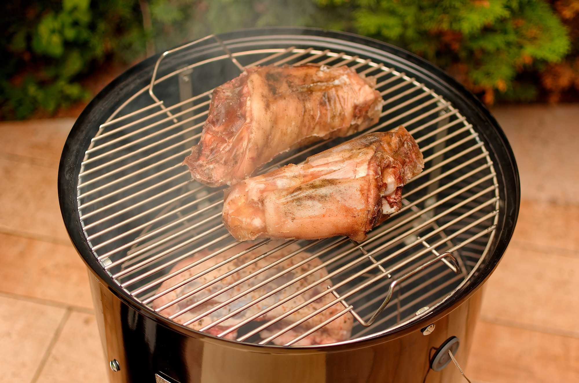 Как и сколько коптить мясо горячего и холодного копчения в домашних условиях: основы | cherpachok.com