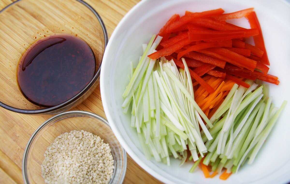 Заправка для овощей с соевым соусом. Овощи соломкой. Корейский соус для салата.. Салат соломкой овощи. Корейские салаты Ингредиенты.