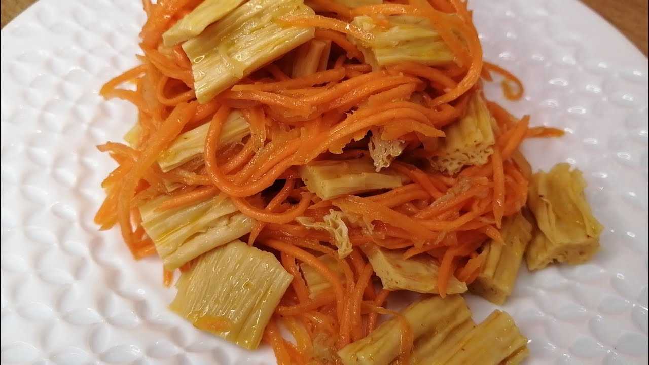 Мясо по корейски рецепт с морковью. Морковка по корейски со спаржей. Спаржа с корейской морковкой. Салат из спаржи и моркови. Корейская морковь с соей.