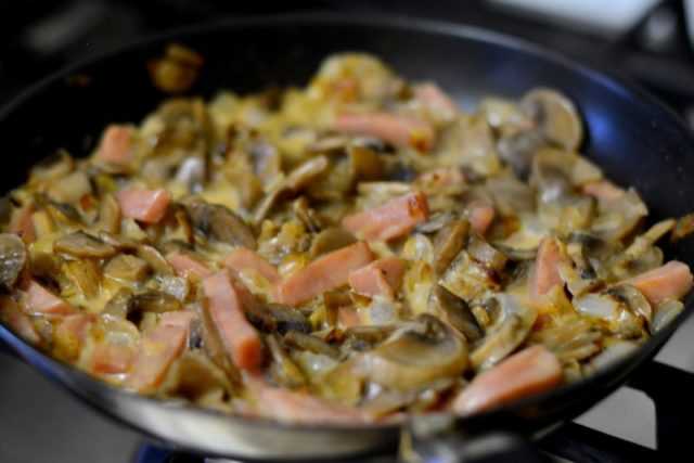 Жульен.  5 вкусных рецептов приготовления: классический, с курицей и грибами, со сметаной, в картофеле и в тарталетках.