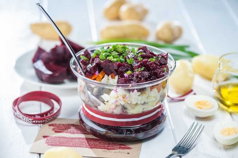 Салат нежный из селедки и свеклы с йогуртом рецепт с фото пошагово - 1000.menu