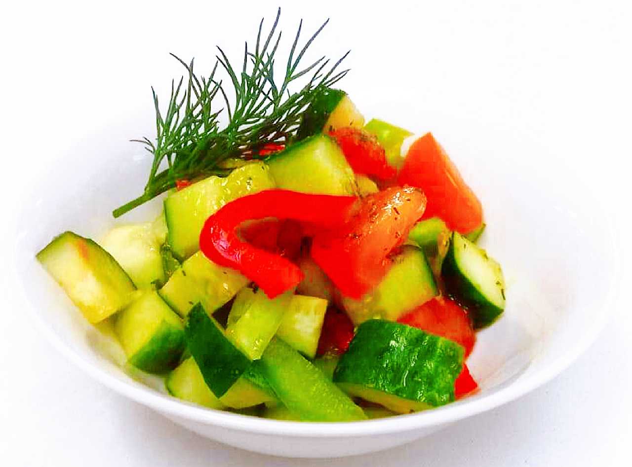 Салат из пекинской капусты с огурцом, помидорами и перцем - пошаговый фоторецепт