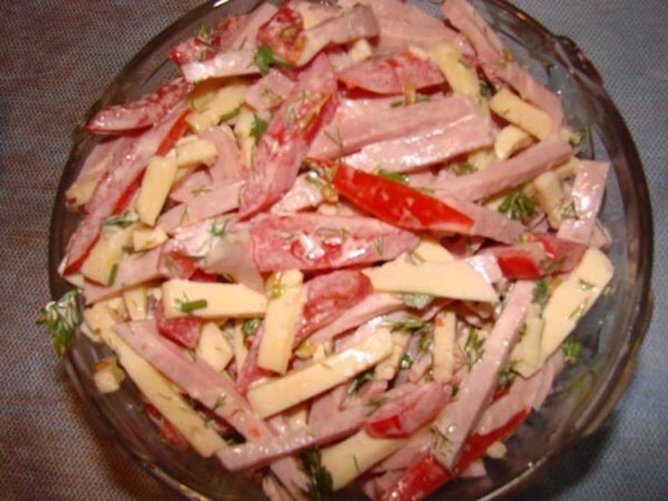 Салат из красной фасоли с ветчиной и сухариками