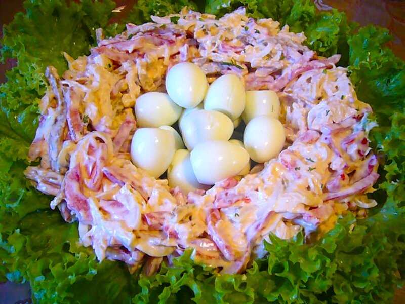 Салат гнездо глухаря с перепелиными яйцами рецепт с фото - 1000.menu