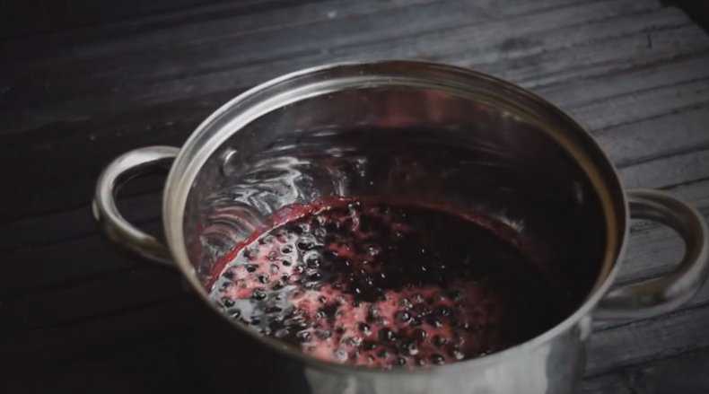 Настойка из ягод свежих и замороженных - как сделать вишневую, клюквенную, смородиновую или малиновую