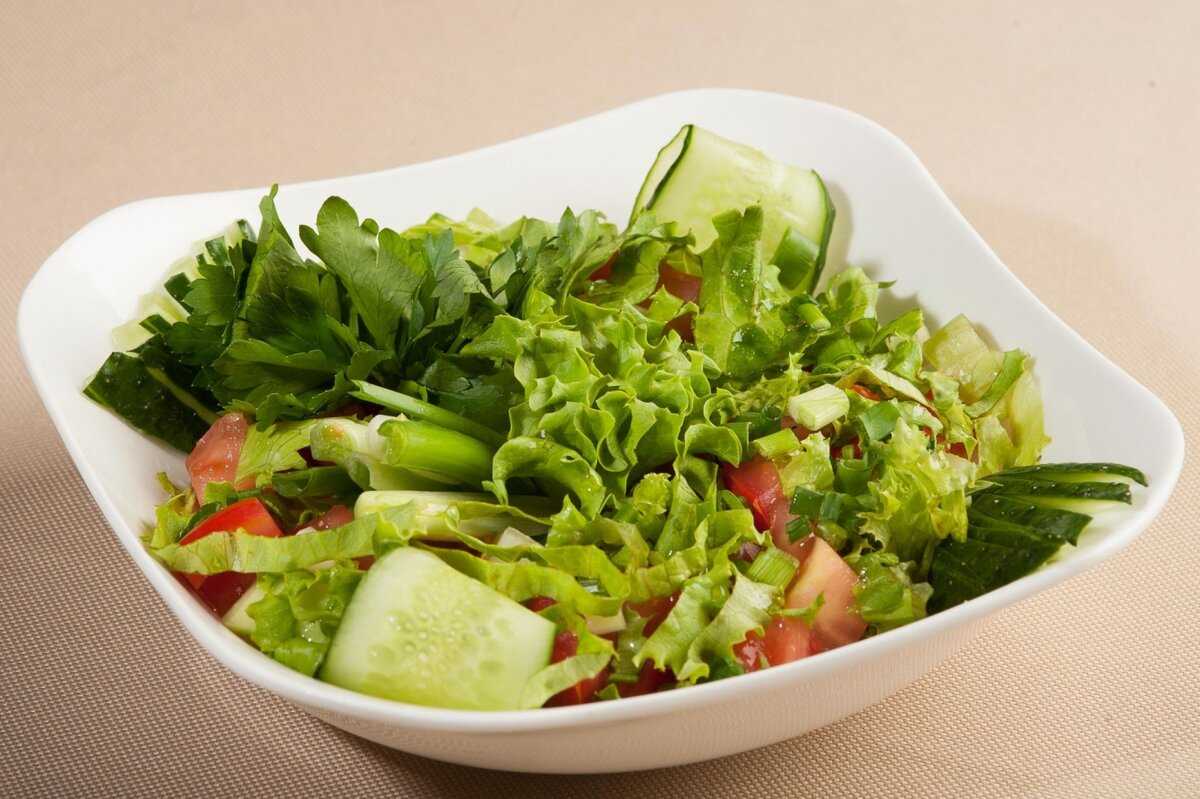 Салат из зелени. Зелень для салатов. Салаты для похудения. Легкий овощной салат.