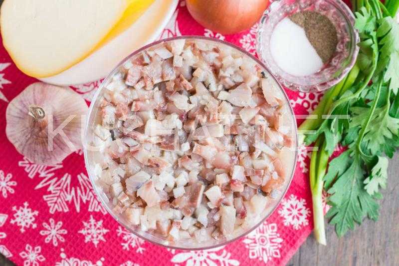 Салат слоеный царская шуба с семгой крабами и икрой