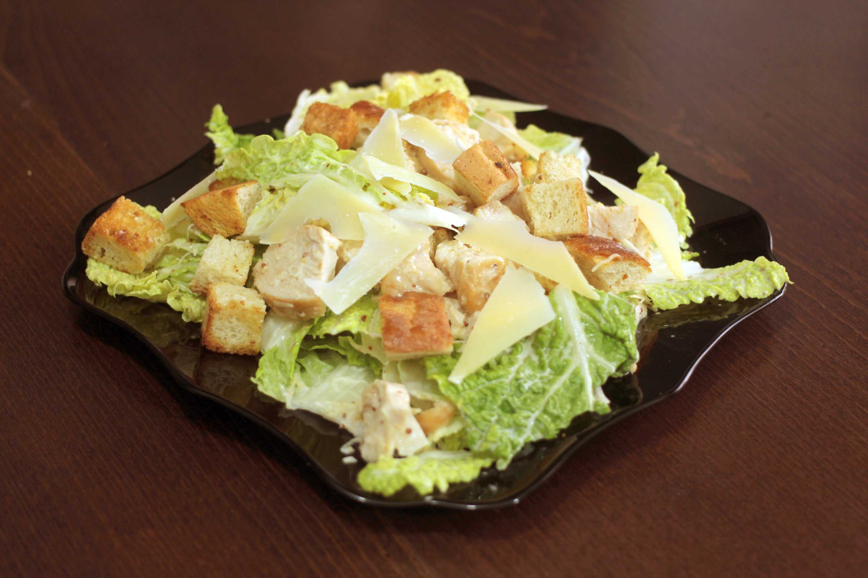 Салат цезарь с курицей классический в домашних условиях рецепт с фото пошагово с листьями салата