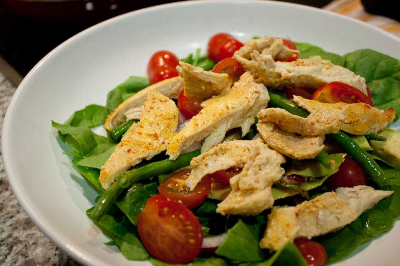Салаты с копчёной курицей: простые и вкусные рецепты