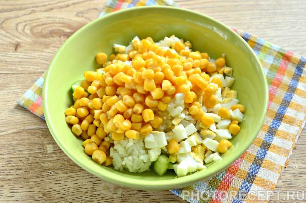 Кукуруза консервированная рецепты с фото. Салат из кукурузы и картофеля. Салат картофельный с кукурузой. Салат с крабовыми палочками и кукурузой. Салат картофельный с кукурузой и морковью.