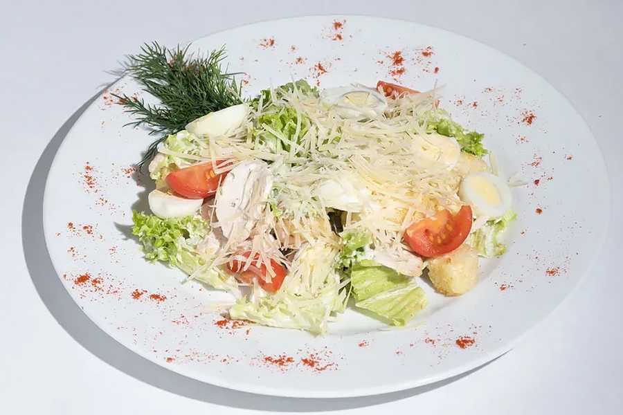Салат цезарь с жареными креветками рецепт с фото и видео - 1000.menu