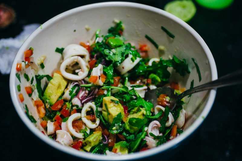 Рецепты вкусных салатов с авокадо и кальмарами