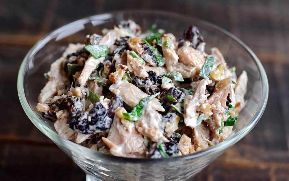 Салат с черносливом и орехами - рецепты с грецкими и кедровыми ядрами, слоями со свеклой, мясом и грибами