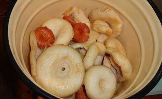 Всё о квашеных грибах: отличия от других видов консервации, польза и вред, рецепты приготовления и особенности хранения