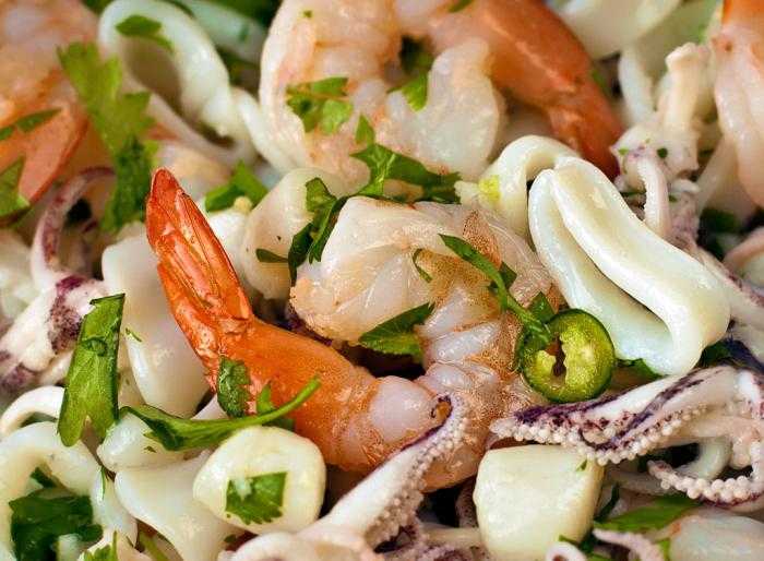 Салат из кальмаров — 3 простых и вкусных рецепта