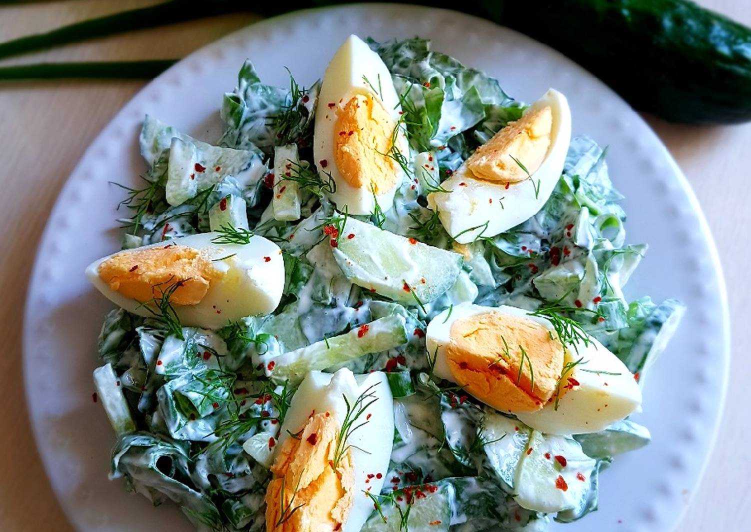 Салат из щавеля свежего с яйцом и огурцом и сыром рецепт с фото пошагово
