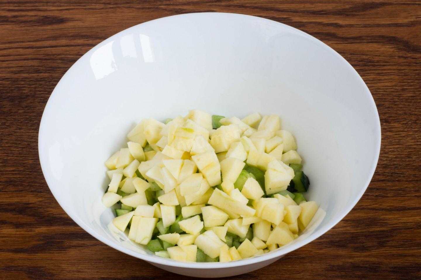 Сельдереем и огурцом рецепт. Салат с сельдереем и яблоком и огурцом. Яблоко нарезанные кубиками на белом фоне.