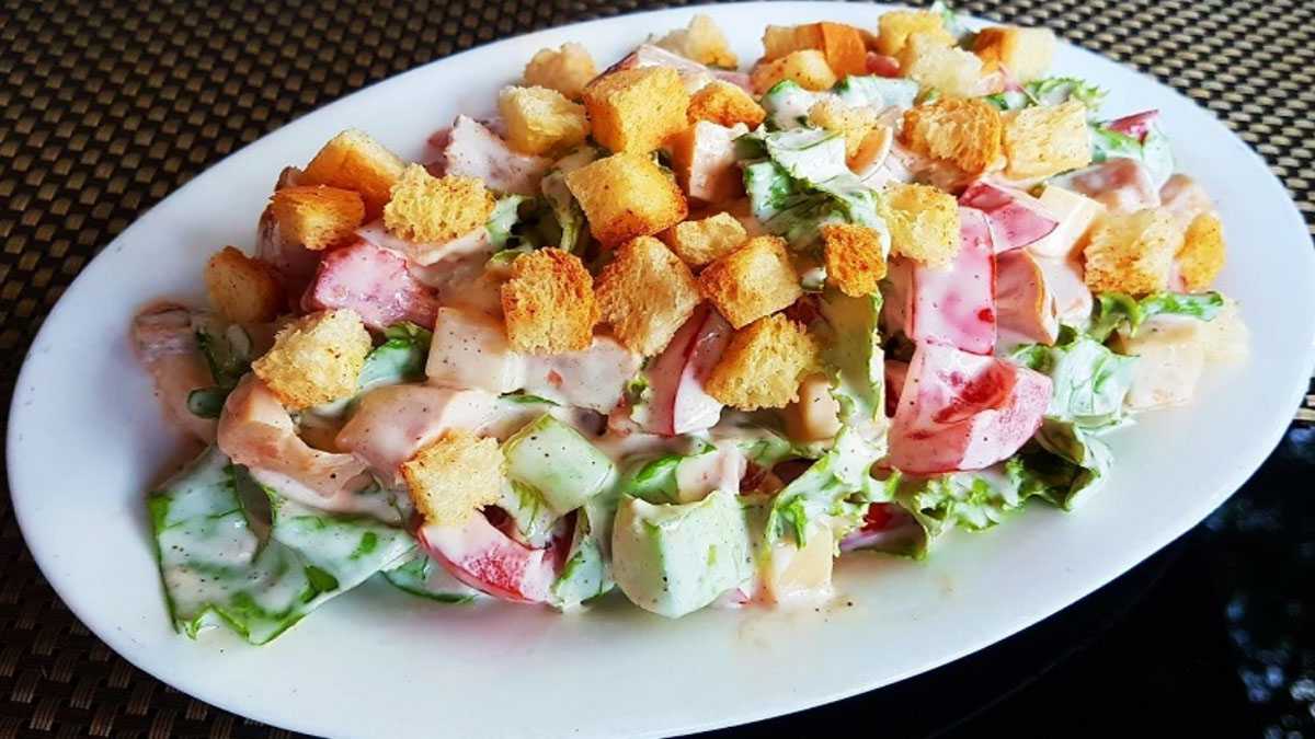 20 салатов с копченой курицей, которые выручат в любой ситуации