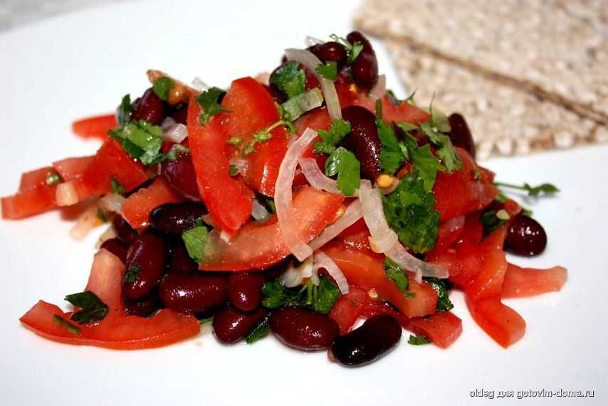Салат с зеленью и красной консервированной фасолью рецепт с фото - 1000.menu