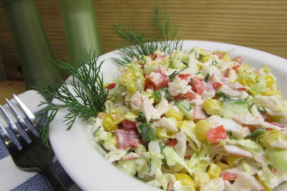 Крабовый салат классический с огурцом рецепт с фото пошагово - 1000.menu